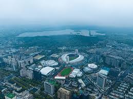 阿根廷国家队抵达安哥拉，大批球迷等候并高呼梅西名字