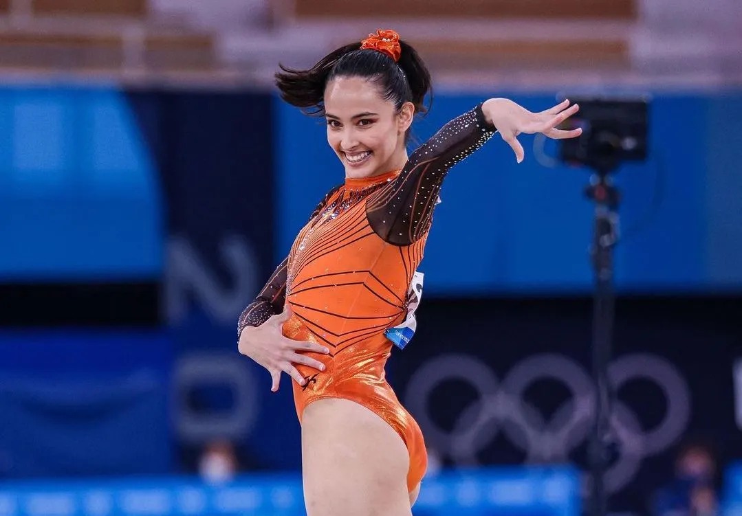 决胜盘来了！卡林斯卡娅追身发球造成对手失误扳回一盘